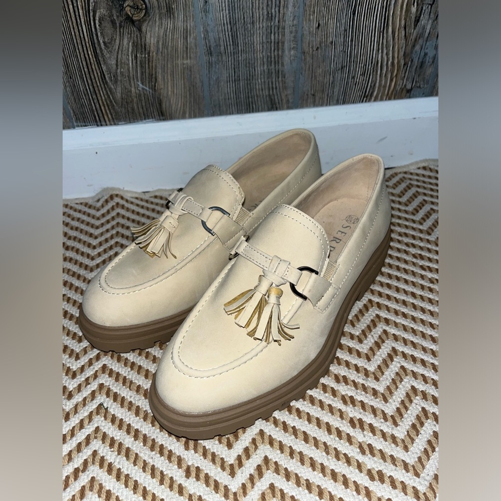 Serra brand size 8 women’s creamy tan/white tassel front platform lug soul